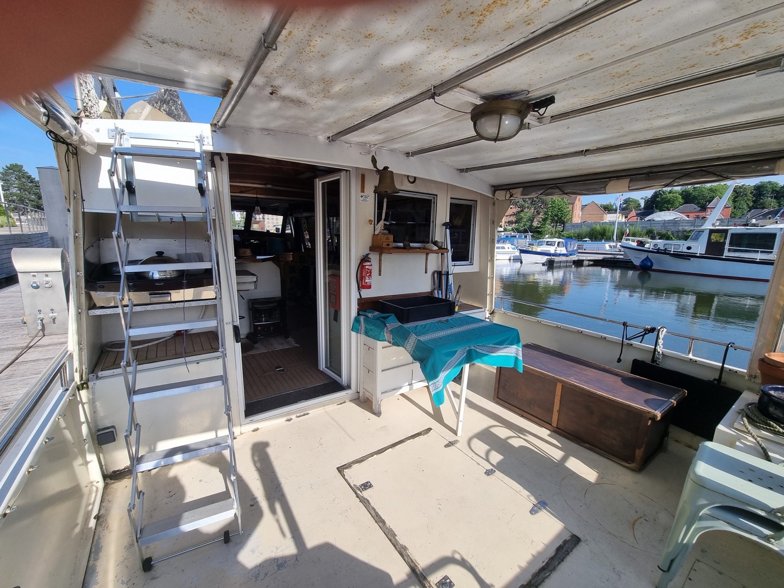 Terrasse arriere et acces cuisine
